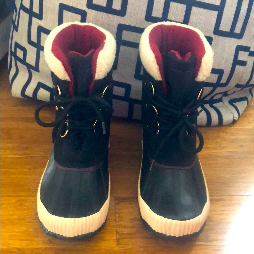 Tommy Hilfiger Black Duck Boots. Size 8.